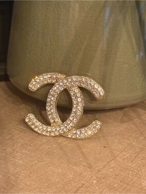 Double C crystal brooch